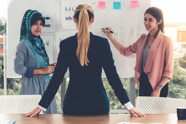 Grupo de trabajo multicultural en la reunión de trabajo en equipo. —  Fotos de Stock