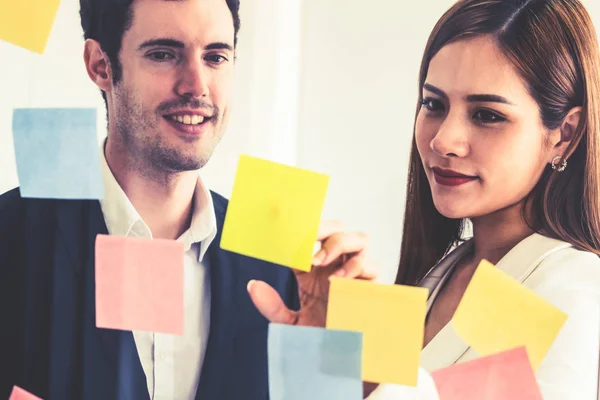 Mujer de negocios asiática creativa en taller de reunión. —  Fotos de Stock