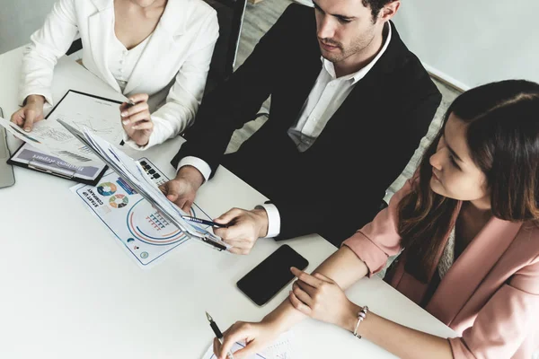 Empresário e empresárias que trabalham no escritório. — Fotografia de Stock