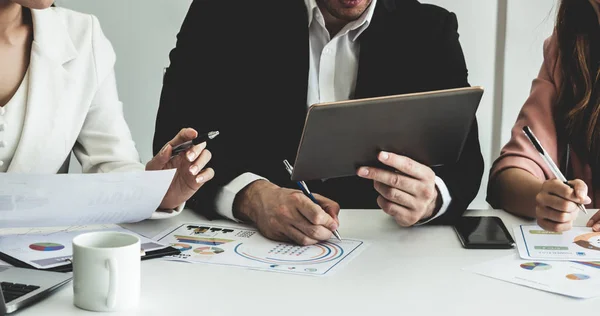 Empresário e empresárias que trabalham no escritório. — Fotografia de Stock