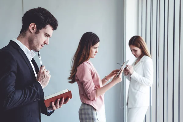 Empresario leyendo libro en oficina de negocios . — Foto de Stock