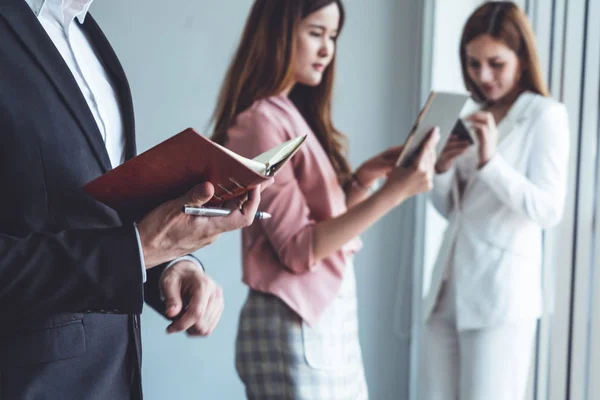 Empresario leyendo libro en oficina de negocios . — Foto de Stock