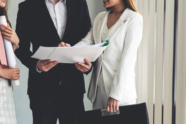 Biznesmen i bizneswoman pracujący w biurze. — Zdjęcie stockowe