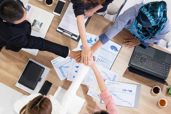 Trabalho em equipe pessoas de negócios se reúnem. — Fotografia de Stock