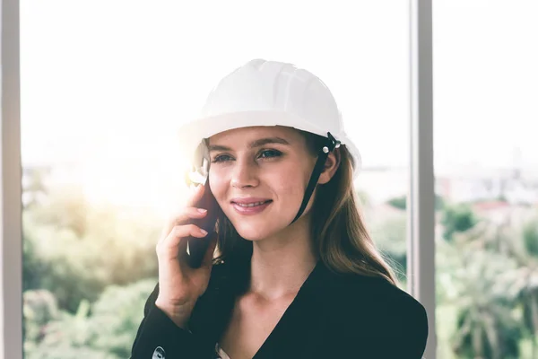 Ingeniera femenina al teléfono y hablando con el equipo . —  Fotos de Stock