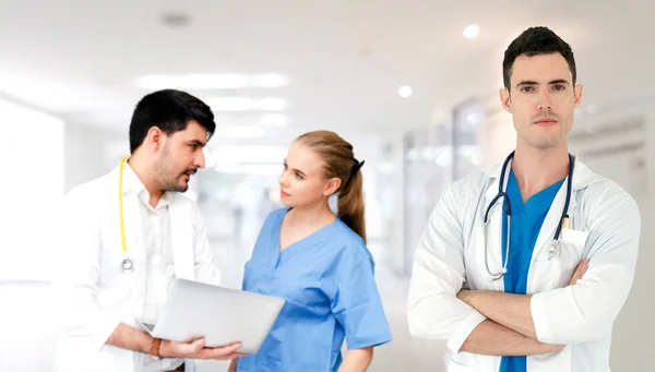 Doctor working in hospital with other doctors. — Stock Photo, Image