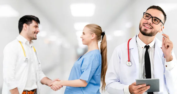 Arzt arbeitet im Krankenhaus mit anderen Ärzten zusammen. — Stockfoto