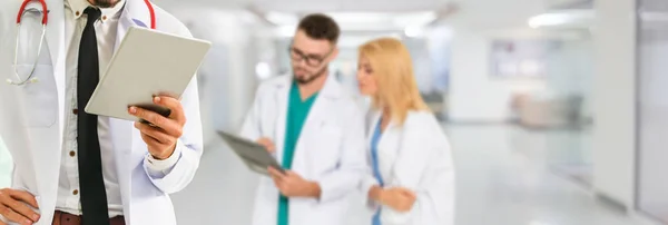 Doctor working in hospital with other doctors. — Stock Photo, Image