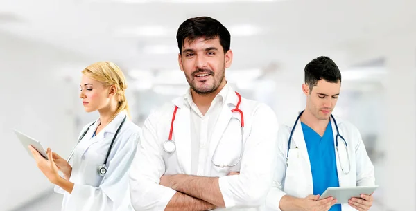 Médico que trabalha no hospital com outros médicos . — Fotografia de Stock