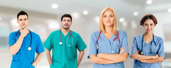 Doctor working in hospital with other doctors. — Stock Photo, Image