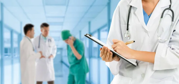 Doctor working in hospital with other doctors. — Stock Photo, Image