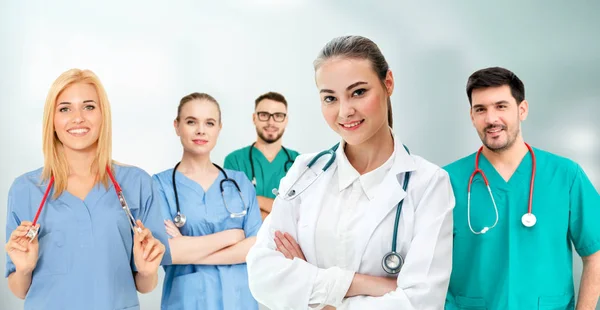 Arzt arbeitet im Krankenhaus mit anderen Ärzten zusammen. — Stockfoto