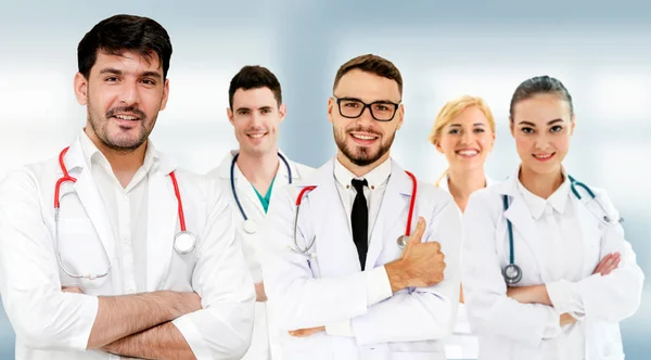 Doctor working in hospital with other doctors. — Stock Photo, Image