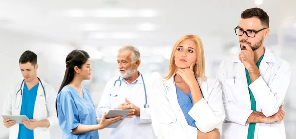 Arzt arbeitet im Krankenhaus mit anderen Ärzten zusammen. — Stockfoto