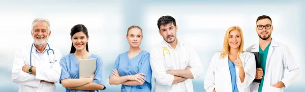 Arzt arbeitet im Krankenhaus mit anderen Ärzten zusammen. — Stockfoto