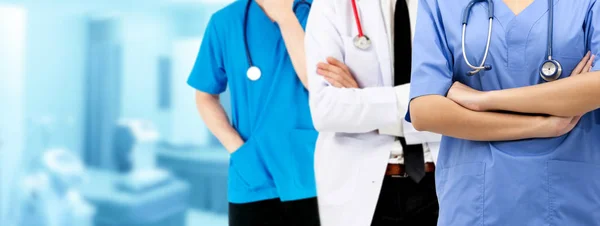 Doctor working in hospital with other doctors. — Stock Photo, Image