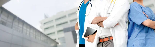 Médico que trabaja en el hospital con otros médicos . — Foto de Stock