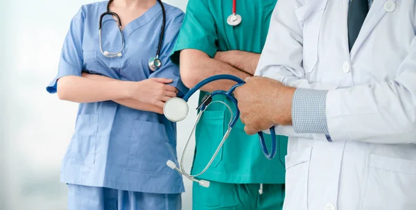 Médico que trabalha no hospital com outros médicos . — Fotografia de Stock