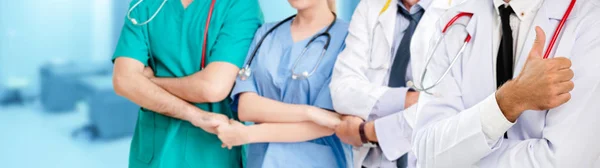 Arzt arbeitet im Krankenhaus mit anderen Ärzten zusammen. — Stockfoto