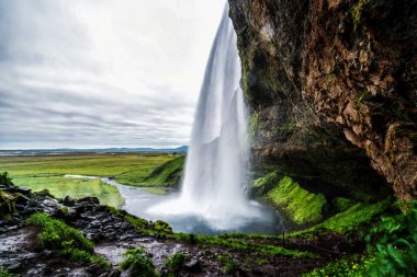 İzlanda 'da Sihirli Seljalandsfoss Şelalesi.