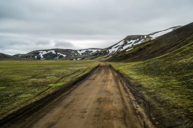 İzlanda 'nın dağlık bölgelerinde Landmanalaugar Yolu.