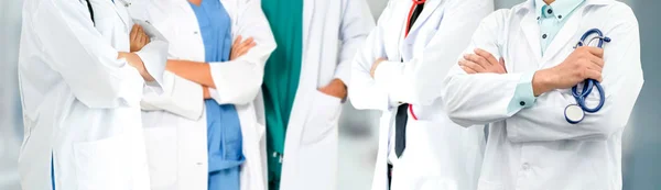 Γιατρός που δουλεύει στο νοσοκομείο με άλλους γιατρούς.. — Φωτογραφία Αρχείου