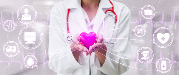 Врач с медицинской графикой в больнице
