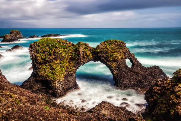 Gatklettur čedičová skála v Arnarstapi na Islandu. — Stock fotografie