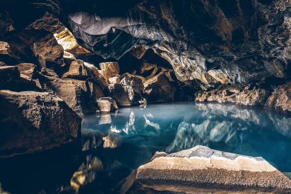 Grotte de Grjotagja Source chaude Islande — Photo