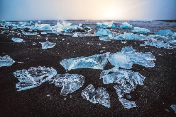 Icebergs em Diamond Beach, na Islândia. — Fotografia de Stock