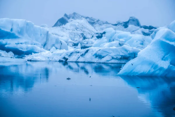 Icebergs em Jokulsarlon lagoa glacial na Islândia . — Fotografia de Stock