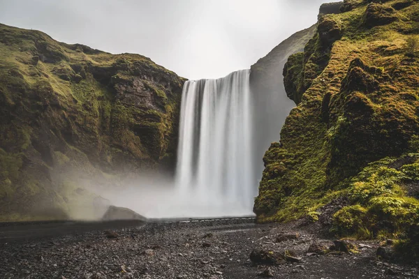 Skogafoss Vattenfall på Island på sommaren. — Stockfoto