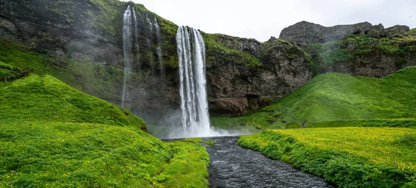 Magischer Seljalandsfoss-Wasserfall in Island. — Stockfoto