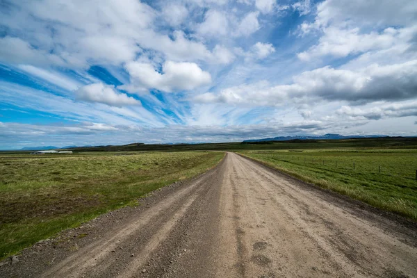 시골 풍경을 통해 빈 비포장 도로. — 스톡 사진