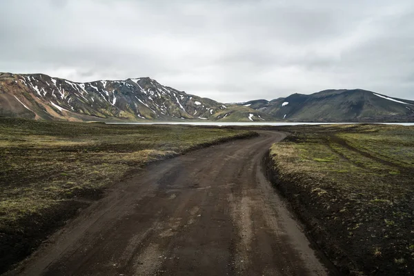 Camino a Landmanalaugar en las tierras altas de Islandia . — Foto de Stock