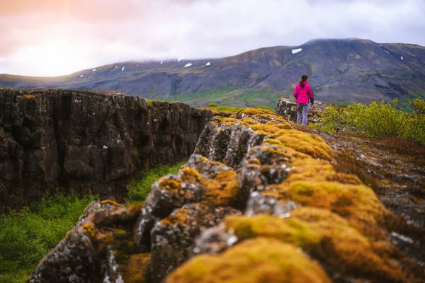 Donna viaggiatore escursionismo attraverso Islanda paesaggio . — Foto Stock