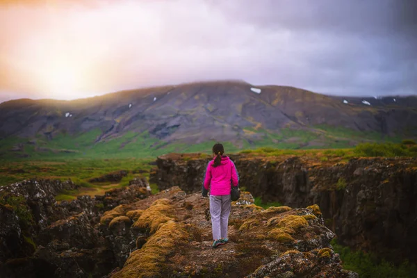 Femme voyageur randonnée à travers l'Islande paysage . — Photo