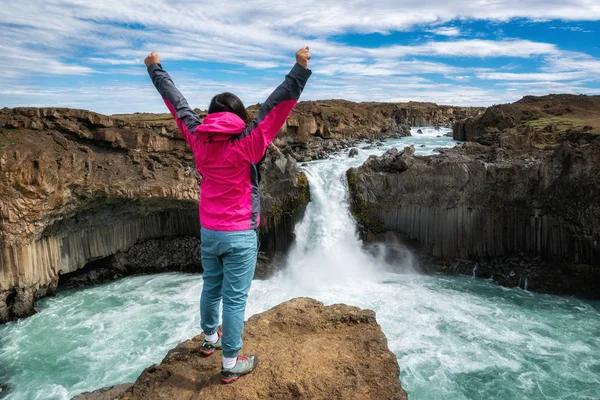 Caminhadas em Aldeyjarfoss Cachoeira na Islândia . — Fotografia de Stock