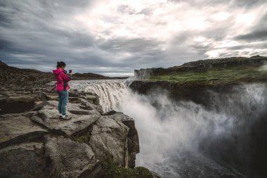Gezgin İzlanda Dettifoss Şelalesi'ne Seyahat