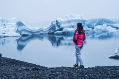 Izlanda 'da Jokulsarlon buzul lagünü seyahat.