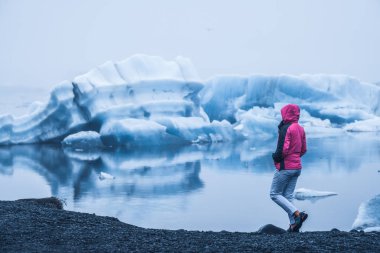 Izlanda 'da Jokulsarlon buzul lagünü seyahat.