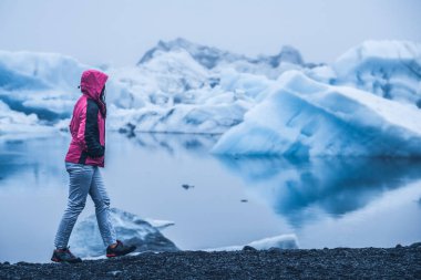 Izlanda 'da Jokulsarlon buzul lagünü seyahat.