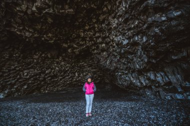 Reynisdrangar sahilindeki volkanik mağara, Vik, İzlanda