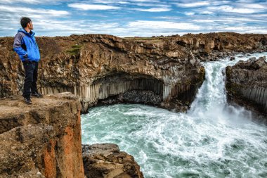 İzlanda'da Aldeyjarfoss Şelalesi'nde yürüyüş.