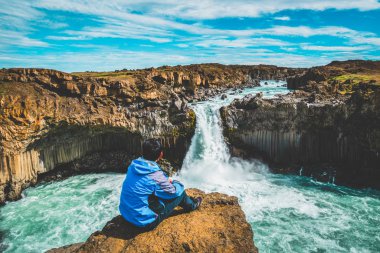 İzlanda'da Aldeyjarfoss Şelalesi'nde yürüyüş.