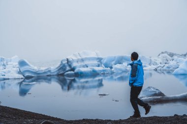 Izlanda 'da Jokulsarlon buzul lagünü seyahat.