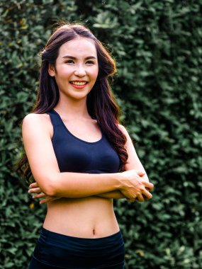 Genç spor kadını parkta sabah egzersizi yapıyor.