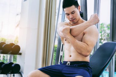 Kaslı adam vücut geliştirmeci dumbbells ile eğitim.