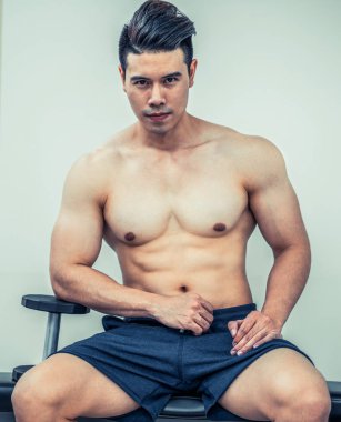 Kaslı adam vücut geliştirmeci dumbbells ile eğitim.