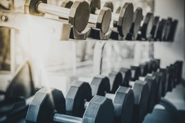 Fitness merkezinde rafta Dumbbells.